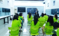 互聯(lián)網(wǎng)+形象設(shè)計(jì)專業(yè)美發(fā)課程開(kāi)課 毛老師現(xiàn)場(chǎng)傳授技藝