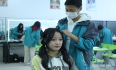 2401級美妝專業(yè)學(xué)子階段答辯點亮青春夢想