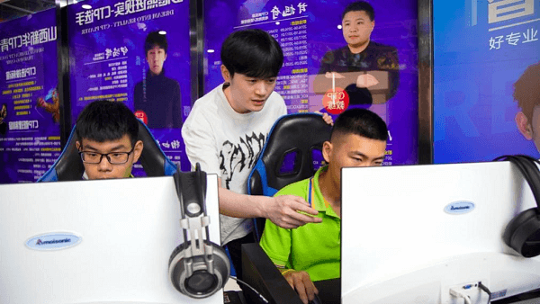 傳遞向上力量！新華電腦學?！独蠋焷砹恕?月繼續開講！
