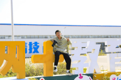 再續(xù)同窗情，來新華描繪精彩未來