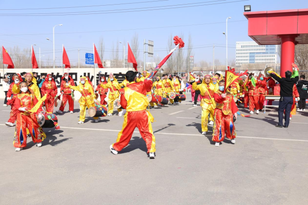 社火表演隊來新華，紅紅火火迎元宵