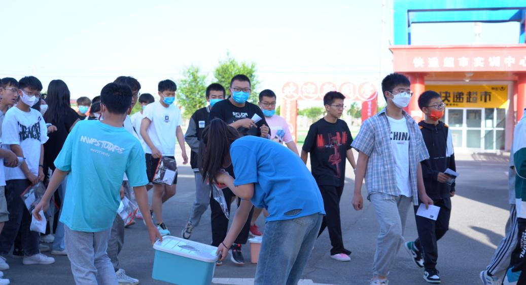 齊心協(xié)力  護(hù)航學(xué)考  蘭州新華組織高中學(xué)業(yè)水平考試送考工作