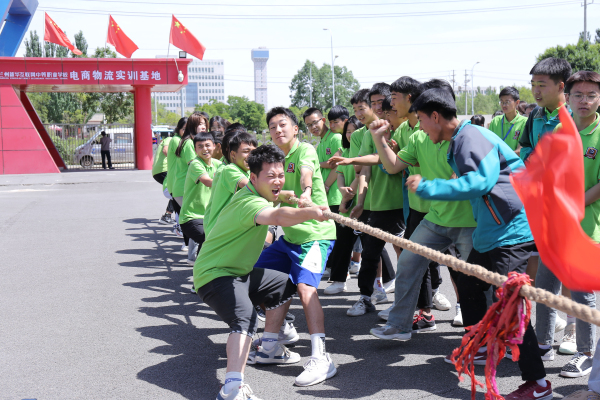 凝心聚力 拔得頭籌 蘭州新華拔河比賽